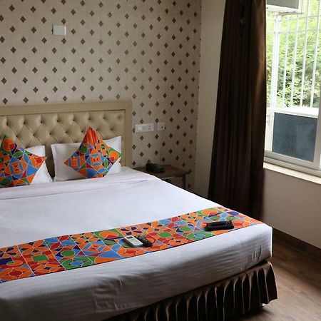 S.R. Residency Hotel Zirakpur Eksteriør billede