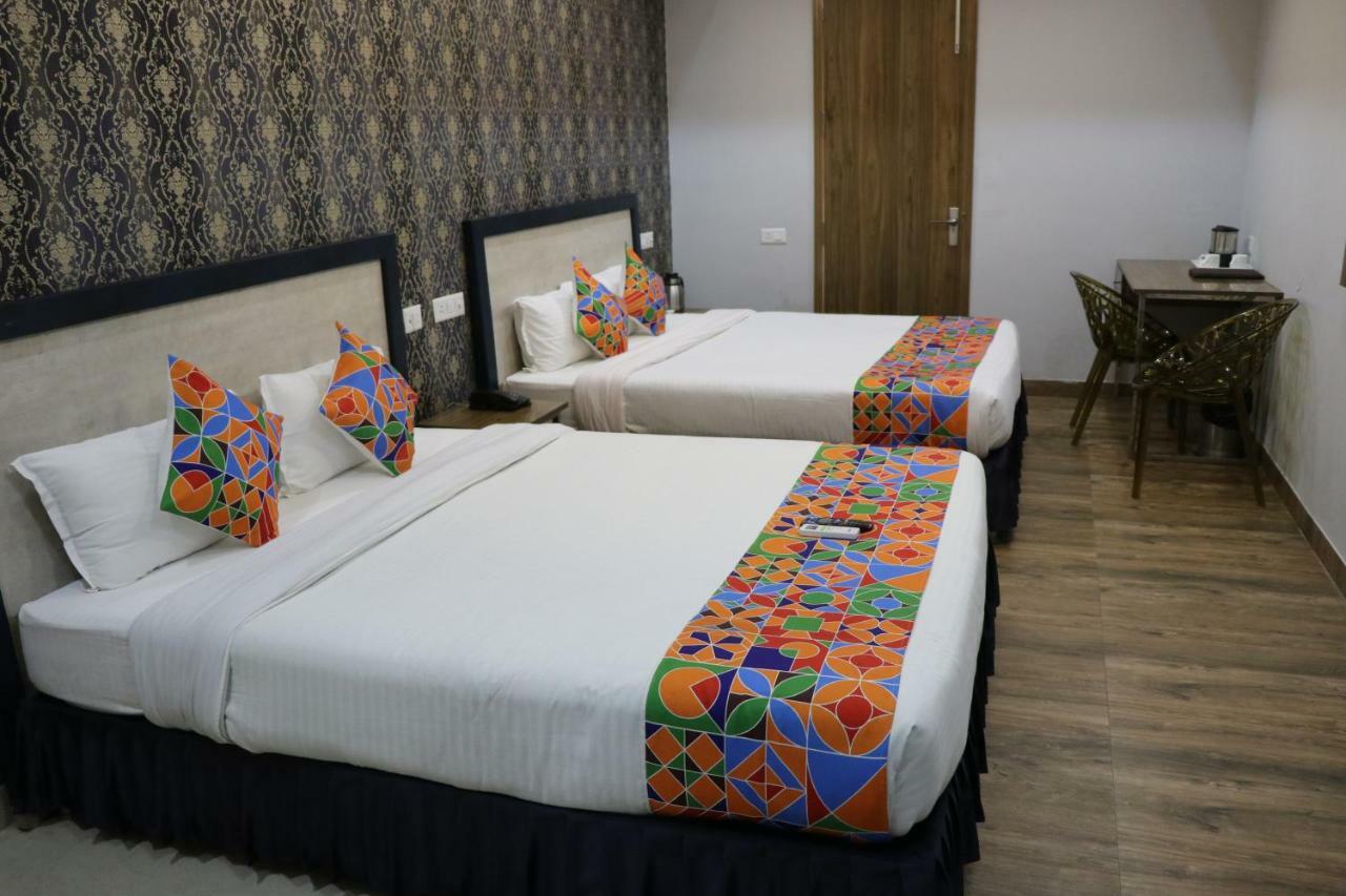 S.R. Residency Hotel Zirakpur Eksteriør billede