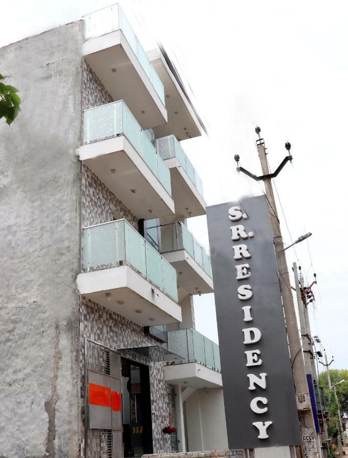S.R. Residency Hotel Zirakpur Eksteriør billede