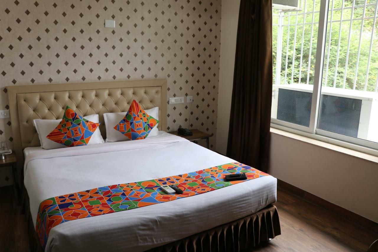 S.R. Residency Hotel Zirakpur Eksteriør billede