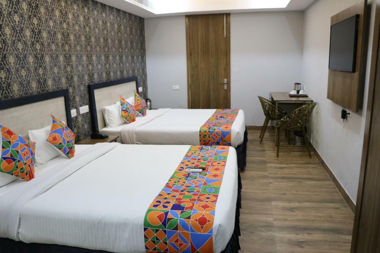 S.R. Residency Hotel Zirakpur Eksteriør billede