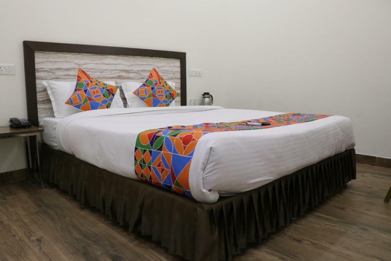 S.R. Residency Hotel Zirakpur Eksteriør billede