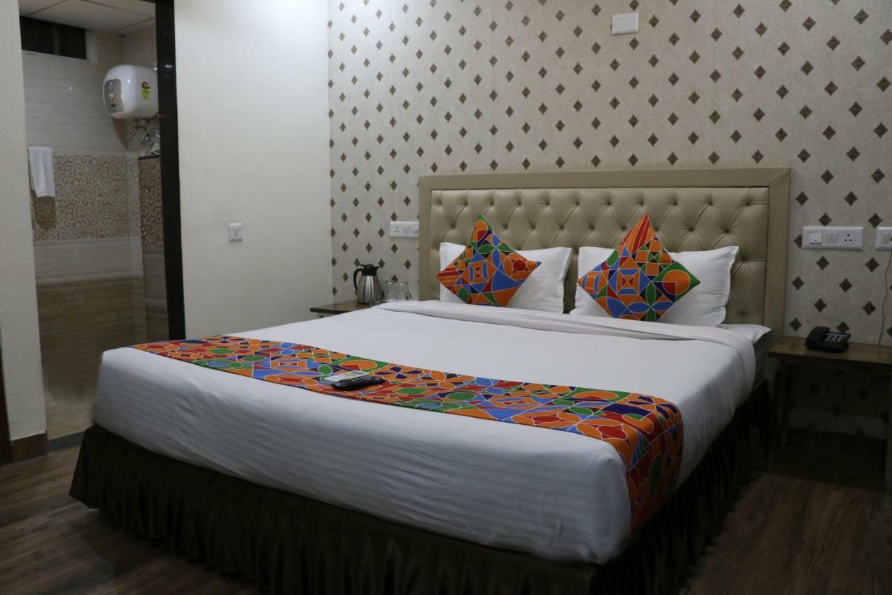 S.R. Residency Hotel Zirakpur Eksteriør billede