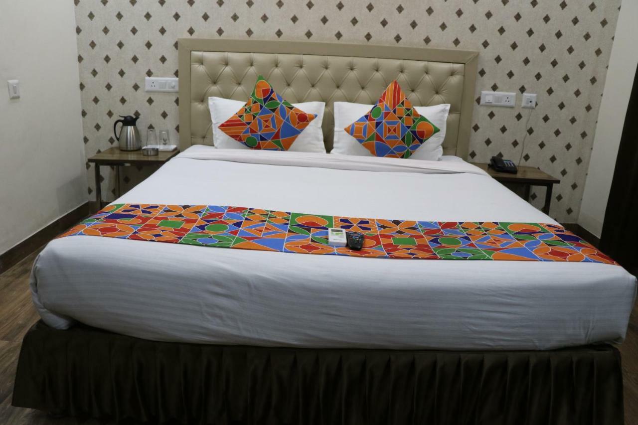 S.R. Residency Hotel Zirakpur Eksteriør billede