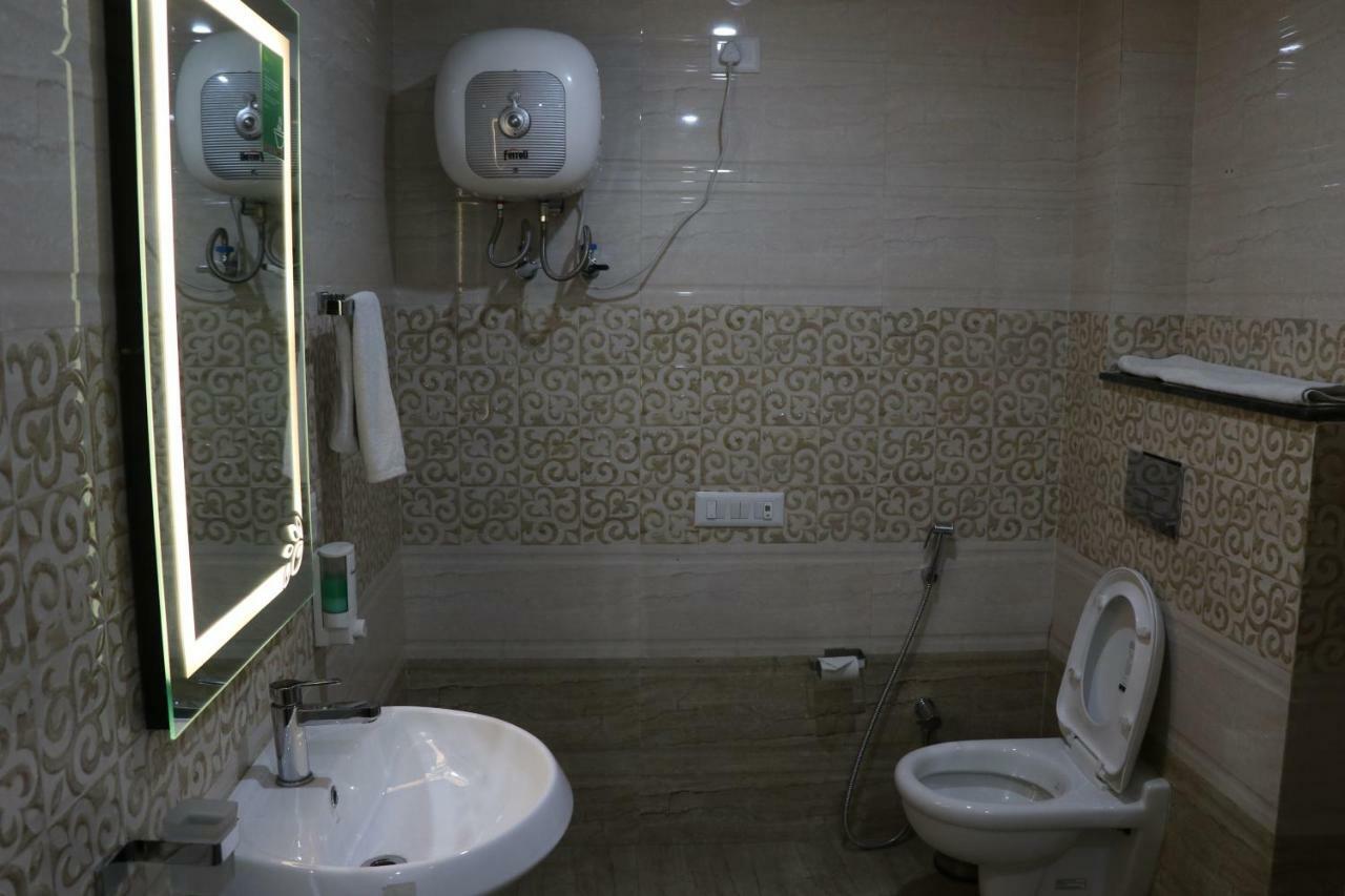 S.R. Residency Hotel Zirakpur Eksteriør billede