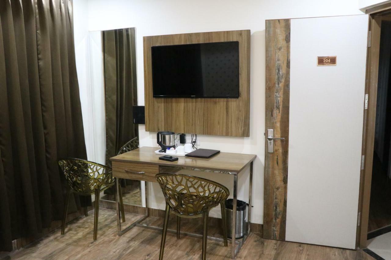 S.R. Residency Hotel Zirakpur Eksteriør billede