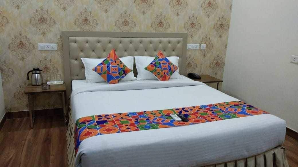 S.R. Residency Hotel Zirakpur Eksteriør billede