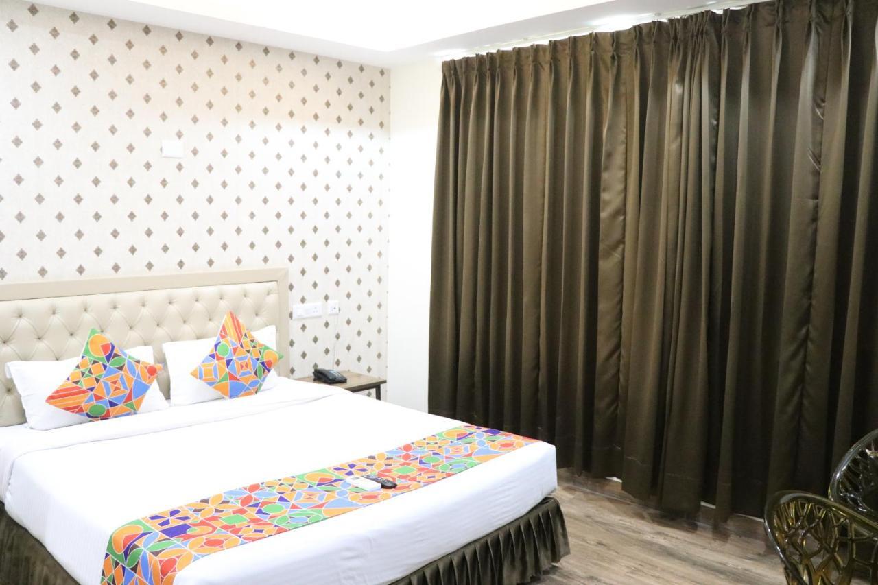 S.R. Residency Hotel Zirakpur Eksteriør billede