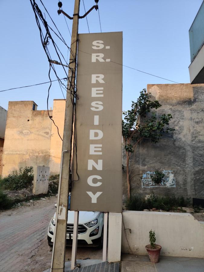 S.R. Residency Hotel Zirakpur Eksteriør billede